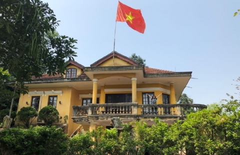 CÓ MỘT ĐỊA CHỈ ĐỎ TỌA LẠC GIỮA LÒNG HỒ NÚI CỐC