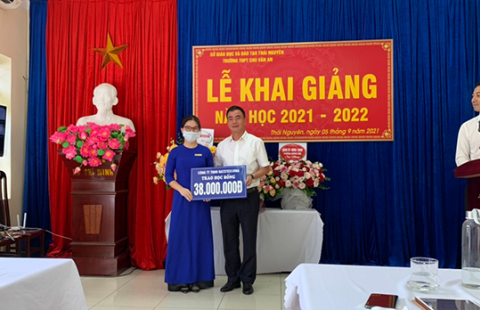 NatSteelVina trao tặng học bổng cho học sinh thi đỗ Đại học điểm cao Trường THPT Chu Văn An